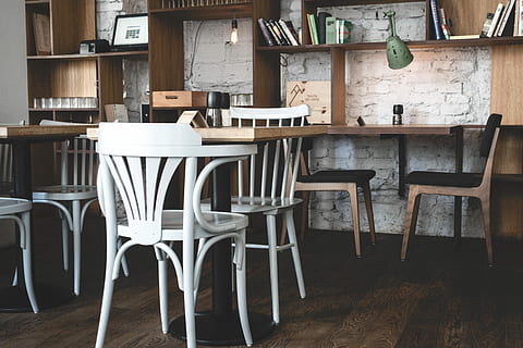 intérieur de bistro hip, hanche, bistro, intérieur, restaurant, bois, table, chaise, à l'intérieur, bois - matériau, personne, meubles, café, chambre domestique, à manger, journée, siège, vide, absence, arrangement, nature morte, affaires, grand groupe d'objets, étagère, groupe, groupe d'objets, ordre, réglage, comptoir de bar, 5K