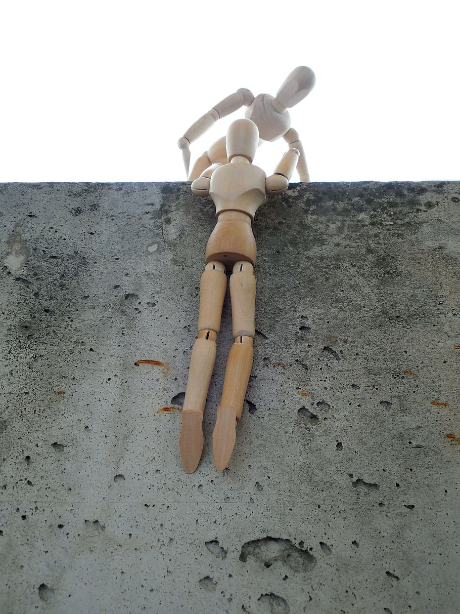 salvador, rescat, guardar, accident, nina, nina de fusta, figura, ajuda, escapar, brot, robatori, perill, cap gent, destrucció, primer pla, arma, dia, representació humana, representació, natura morta, art i artesania, figureta, semblança masculina, joguina, creativitat, material de fusta, artesania, maniquí, naturalesa, funció de construcció de parets, a l'interior, còpia espai, marró, 2K