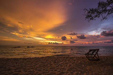 posta de sol, illa de phu quoc, platja durant la posta de sol, sortida del sol, taronja, núvol, platja, terra, cel, mar, sorra, aigua, núvol - cel, bellesa a la natura, seient, tranquil·litat, naturalesa, cadira, horitzó sobre l’aigua, escena tranquil·la, escenics - natura, horitzó, clima tropical, cel dramàtic, cap gent, a l'aire lliure, 5K, CC0, domini públic, lliure de regalies