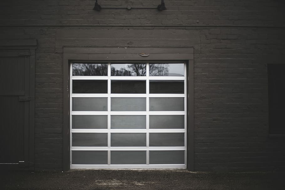 Weiß, Fensterrahmen aus Metall, Metall, gerahmt, Glasscheibe Fenster, Fenster, Garage, Wand, Gebäude, Tür, Garagentor, Hintergrund, Textur, grau, minimal, Gitter, geometrisch, Außen, die Architektur, gebaute Struktur, Gebäudehülle, keine Leute, Eingang, Sicherheit, geschlossen, Haus, Tag, Schutz, Wandbau - Funktion, draußen, Holz - Material, alt, Backstein, Fensterrahmen, 5K