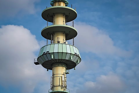 Himmel, Turm, die Architektur, Technologie, Sendemast, wolke - himmel, Flachwinkelansicht, gebaute Struktur, Natur, Tag, keine Leute, Blau, Gebäudehülle, draußen, Kommunikation, Reise, große Höhe, Sonnenlicht, Reiseziele, Stadt, 4K, CC0, gemeinfrei, lizenzfrei