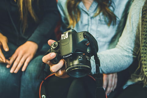 Person, Tragen, Canon DSLR-Kamera, flach, fokus fotografie, halten, schwarz, Kanon, eo, Kamera, 50mm, Linse, Fotografie-Themen, Mittelteil, Technologie, Fotografieren, Kamera - Fotoausrüstung, Fokus auf den Vordergrund, Besetzung, eine Person, Aktivität, Erwachsene, Fotoausrüstung, Spiegelreflexkamera, Fotograf, Freizeitbeschäftigung, Lebensstile, Nahansicht, Frau, Digitalkamera, verdecktes Gesicht, 5K, CC0, gemeinfrei, lizenzfrei