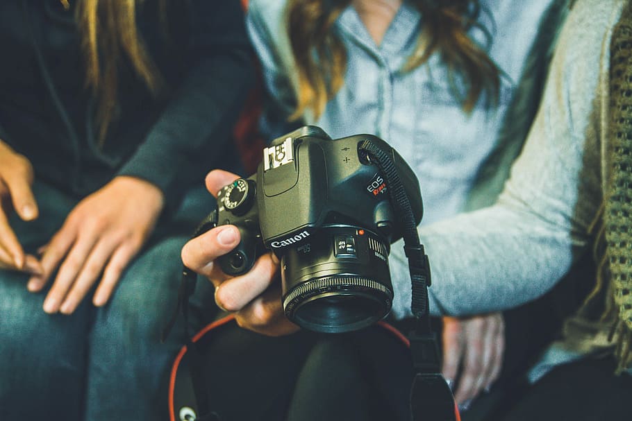 osoba, nesoucí, canon dslr fotoaparát, mělký, zaostřovací fotografie, hospodářství, Černá, kánon, eo, Fotoaparát, 50 mm, objektiv, fotografická témata, bránice, technologie, focení, fotoaparát - fotografické vybavení, zaměřit se na popředí, obsazení, jedna osoba, aktivita, dospělý, fotografické vybavení, slr fotoaparát, fotograf, volnočasové aktivity, životního stylu, detail, ženy, digitální fotoaparát, zakryté tváře, 5K