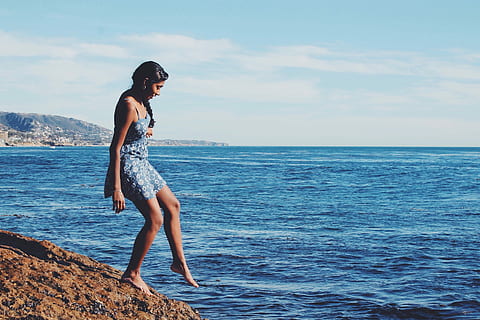 Frau, Blau Weiss, Blumen-, Strampler-Shorts, neben, Ozean, Frau in blau, Weiß, Strampler, kurze Hose, Meer, draußen, Strand, Menschen, eine Person, Sommer-, Urlaube, kaukasischer Abstammung, Natur, Erwachsene, Frauen, junger Erwachsener, Himmel, Wasser, Farbbild, Lebensstile, Lebensstil, Schönheit, Horizont über Wasser, nur Frauen, nur eine frau, lange Haare, echte Menschen, Schönheit in der Natur, Freizeitbeschäftigung, junge Frau, Szenen - Natur, Horizont, idyllisch, in voller Länge, Land, Mode, schöne Frau, Frisur, 4K, CC0, gemeinfrei, lizenzfrei