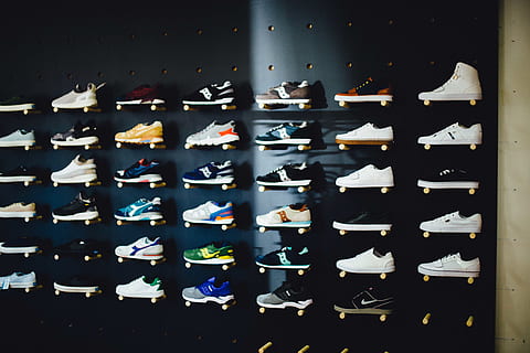 Laufschuhe Shop, Laufschuhe, Geschäft, Objekte, Sport, Flasche, drinnen, Regal, keine Leute, große gruppe von gegenständen, Vollbild, in einer Reihe, Auftrag, Wandbau - Funktion, Fülle, Anordnung, hängend, Tag, Seite an Seite, Wahl, Menschen gemacht Objekt, Mann gemacht, Bildung, Stillleben, Verkauf, Papier-, 5K, CC0, gemeinfrei, lizenzfrei