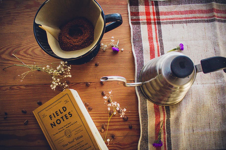 llibre de notes de camp, tassa de cafè, tetera, blanc, blau, ceràmica, flatlay, quadern, llibre, flors, olla, beure, menjar i beguda, tassa, refresc, taula, vista d’angle alt, a l'interior, frescor, cafè, material de fusta, beguda calenta, cafè - beguda, cap gent, flor, te, menjar, natura morta, tassa de te, vaixella, té negre, begudes sense alcohol, 4K