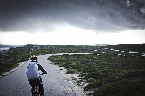 persoană, călărie, bicicletă, iarbă, negru, drum, noros, cer, timpul zilei, nori, ciclism, back pack, drum deschis, nor - cer, Munte, natură, scenice - natura, mediu inconjurator, o persoana, apă, peisaj, vedere din spate, zi, furtună, Activitatea de agrement, în aer liber, frumusețe în natură, adult, aventură, Privind la vedere, 5K, CC0, domeniu public, fără drepturi de autor