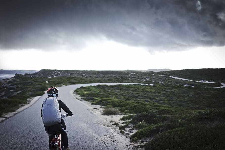 persoană, călărie, bicicletă, iarbă, negru, drum, noros, cer, timpul zilei, nori, ciclism, back pack, drum deschis, nor - cer, Munte, natură, scenice - natura, mediu inconjurator, o persoana, apă, peisaj, vedere din spate, zi, furtună, Activitatea de agrement, în aer liber, frumusețe în natură, adult, aventură, Privind la vedere, 5K