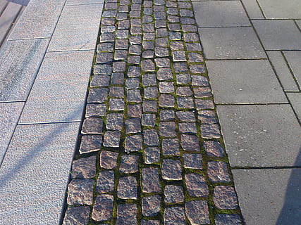 dlažební kamen, dlaždice, textura, vzor, šedá, světle šedá, tmavě šedá, odstíny, cesta, obklady, pěšina, vysoký úhel pohledu, ulice, kámen, den, dlažební kámen, město, nikdo, venku, tvar, přeprava, chodník, design, slunečního světla, silnice, podlaha, v řadě, kachličková podlaha, 4K, CC0, veřejná doména, bez autorských práv