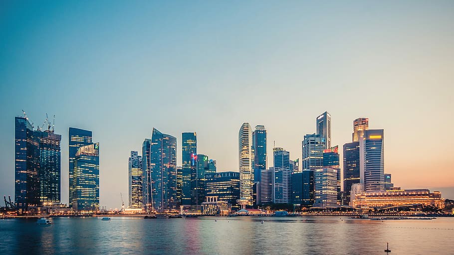 edificis propers a l'oceà, fotografia de paisatge, edificis, paisatge urbà, aigua, posta de sol, reflexió, gratacels, edifici, ciutat, horitzó, Singapur, torre, llum, vespre, alt, vaixell, línia de costa, exterior de l'edifici, arquitectura, estructura construïda, exterior d’edifici d’oficines, horitzó urbà, cel, paisatge, barri residencial, districte del centre de la ciutat, destinacions de viatge, naturalesa, davant del mar, cap gent, modern, a l'aire lliure, districte financer, 2K