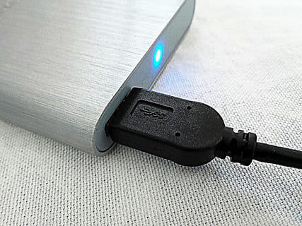 zapnul stříbrnou moc banku, Černá, USB kabel, spojení, zálohování, přenos dat, pevný disk, datové úložiště, připojen, externí pevný disk, Hardware, data, gigabajtů, usb, přístroj, zařízení, jeden objekt, technologie, detail, kov, ocel, kabel, zástrčku síťového připojení, uvnitř, sdělení, stůl, bezdrátové technologie, elektřina, stálý život, Černá barva, nikdo, vysoký úhel pohledu, pracovního nástroje, přenosné informační zařízení, laptop, bezpečnostní, 4K, CC0, veřejná doména, bez autorských práv