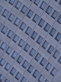 Fenster, Zuhause, Gebäude, Fassade, Wand, Wolkenkratzer, Stadt, die Architektur, Glasfenster, Frontscheibe, städtische Szene, Bürogebäude, Gebäudehülle, gebaute Struktur, modern, Vollbild, Flachwinkelansicht, Hintergründe, keine Leute, Muster, Wiederholung, Tag, Design, gestalten, draußen, Büro, Bürogebäude außen, Geometrische Figur, Wohnung, 2K, CC0, gemeinfrei, lizenzfrei