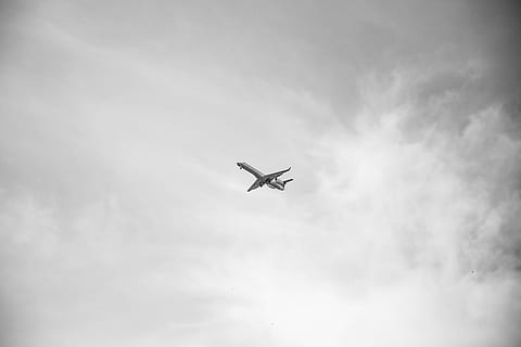 gråtonebillede, fly, gråtonebilleder, flyselskaber, gråtoner, fotografering, flyplan, skyer, Sky, himmel, flyve, flyvende, transportmidler, luftfartøj, kommerciel flyvemaskine, luft, sky - himmel, transportform, rejse, blå, luftfartsindustrien, lufthavn, lav vinkel visning, Midt i luften, ingen mennesker, natur, bevægelse, udendørs, dag, på farten, skønhed i naturen, 5K, CC0, offentligt domæne, royaltyfrie