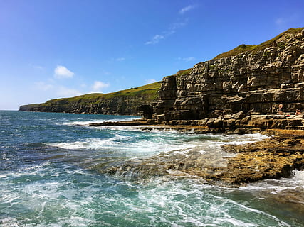 acantilados, costa, dorset, agua, mar, rock, cielo, movimiento, roca - objeto, sólido, belleza en la naturaleza, paisajes - naturaleza, tierra, ola, naturaleza, playa, surf, formacion de roca, día, deporte acuático, deporte, frente al mar, al aire libre, poder en la naturaleza, agua que fluye, fluido, costa rocosa, 4K, CC0, dominio público, libre de derechos