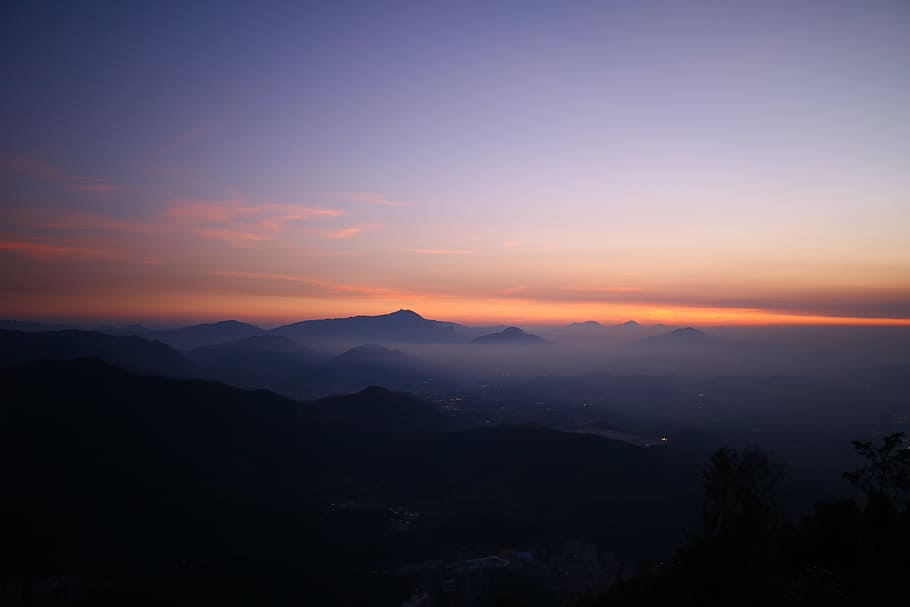 Nebel bedeckt Berge, neblig, Berge, Sonnenstrahlen, Sonnenuntergang, Wutong Berg, Berg, Himmel, Wolke, Sonnenaufgang, Natur, szenen, Landschaft, Sonnenaufgang - Morgendämmerung, Dämmerung, Morgen, draußen, wolke - himmel, Sonne, Sonnenlicht, Schönheit in der Natur, Blau, Hügel, Gipfel, Gebirge, Silhouette, ruhige Szene, Szenen - Natur, Ruhe, idyllisch, Umgebung, Nicht-städtische Szene, keine Leute, Baum, orange Farbe, majestätisch, 5K