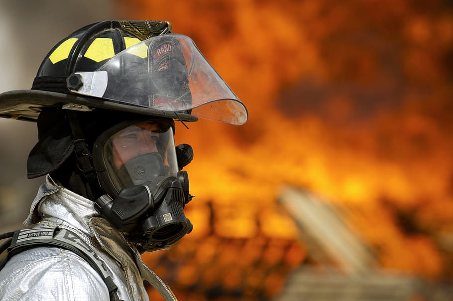 bomber, portar, respirador, foc, retrat, formació, monitor, calenta, calor, perillós, cremar, flames, fum, aigua, equipament, casc, rescat, taronja, foc - fenomen natural, cremant, casc de treball, roba de treball protectora, protecció, flama, barreteria, seguretat, militar, màscara protectora - roba de treball, govern, comunicació, gent, calor - temperatura, vehicle aeri, adult, uniforme, 5K