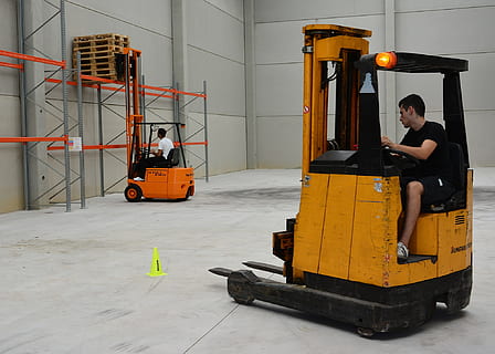 photo, deux, Hommes, chariots élévateurs, classe, entraine toi, rétractable, étagères, palettes, palettisation, opérations de stockage, entrepreneur, emploi, salle de cours, ingénieur, logistique, entraînement, examen, tester, ressources humaines, entreprendre, les gens qui travaillent, professionnels, ouvrier, un camion, la main d'oeuvre, aptitude, conduite, machinerie, travail, industrie, séance, Occupation, mode de transport, chariot élévateur, transport, personnes, véhicule terrestre, Vrais gens, équipement, affaires, mâles, récipient, architecture, entrepôt de distribution, à l'intérieur, 1080P