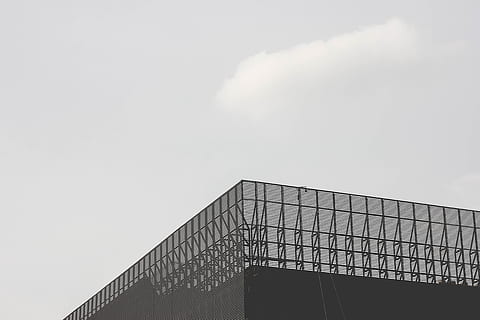 foto en escala de grises, edificio de muro cortina, fotografía en escala de grises, edificio, nublado, cielo, tiempo de día, foto, estructura construida, arquitectura, exterior del edificio, arquitectura y edificios, industria de construccion, puente - estructura hecha por el hombre, conexión, nube - cielo, vista de ángulo bajo, naturaleza, copia espacio, nadie, día, puente, al aire libre, transporte, metal, moderno, 5K, CC0, dominio público, libre de derechos