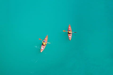 Două, persoană caiac, deschis, corp, apă, persoană, călărie, roșu, caiac, padele, roșu caiac, natură, vedere în unghi mare, vedere aeriene, zi, navă nautică, oameni, în aer liber, spațiu copie, mare, transport, bărbați, Activitatea de agrement, albastru, mijloc de transport, frumusețe în natură, malul mării, persoană nerecunoscută, stiluri de viață, distracţie, turcoaz colorat, 5K, CC0, domeniu public, fără drepturi de autor