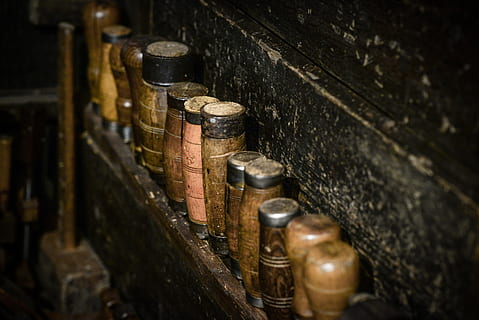 foderato, Marrone, tubi, utensili, scalpello, la lavorazione del legno, lavoro, falegname, attrezzatura, legna, mestiere, costruzione, riparazione, acuto, impostato, carpenteria, mobilia, di legno, laboratorio, industriale, industria, strumento, cantina, contenitore, in casa, bottiglia, legno - materiale, nessuno, messa a fuoco selettiva, di fila, vecchio, cibo e bevande, grande gruppo di oggetti, Bottiglia di vino, antico, vino, azienda vinicola, alcool, vinificazione, polvere, 5K, CC0, dominio pubblico, privo di copyright