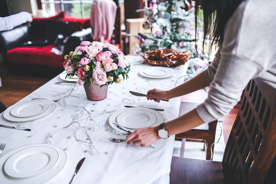 dona, configuració de la taula, taula, preparació, conjunt, Nadal, vacances, noia, flors, plats, establir la taula, interior, decoració, sopar, menjar, flor, menjar i beguda, dones, persones reals, adult, planta amb flors, arranjament floral, celebració, frescor, a l'interior, casament, esdeveniment, estils de vida, mà, configuració de lloc, mà humana, negocis, bouquet, configuració, 5K