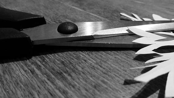 Schere, Schnitt, Papier-, Werkzeug, Scharf, Metall, Bastelschere, Schwarz-Weiss, Bürobedarf, Büro, Haushaltsscheren, Nahansicht, Holz - Material, keine Leute, drinnen, Tabelle, Stillleben, Kunst und Handwerk, Schatten, Arbeitsgerät, Mann gemacht, Kreativität, Menschen gemacht Objekt, Kunst, Gruppe von Objekten, selektiver Fokus, Ausrüstung, High Angle View, kleine Gruppe von Objekten, 4K, CC0, gemeinfrei, lizenzfrei