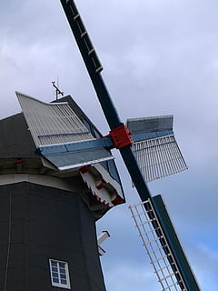 molí de vent, windräder, molí, cel, arquitectura, estructura construïda, exterior de l'edifici, vista d’angle baix, energia renovable, conservació del medi ambient, núvol - cel, energia alternativa, aerogenerador, medi ambient, naturalesa, dia, energia eòlica, cap gent, turbina, edifici, generació de combustible i energia, a l'aire lliure, molí de vent tradicional, recursos sostenibles, 2K, CC0, domini públic, lliure de regalies