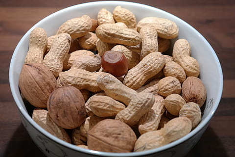 nøtter, peanøtter, valnøtter, hasselnøtt, shell, spise, matbit, valnøtt samling, mutterblanding, mat, arachis hypogaea jordnøtt, ashanti mutter, arachis mutter, Kamerun mutter, Juglans, corylus avellana, mat og Drikke, bolle, stor gruppe gjenstander, spise sunt, velvære, nærbilde, stilleben, nøtt, overflod, innendørs, friskhet, ingen folk, høy vinkel visning, nøtter - mat, bord, heap, tre - materiale, frukt, slanking, 5K, CC0, offentlig domene, opphavsrett gratis