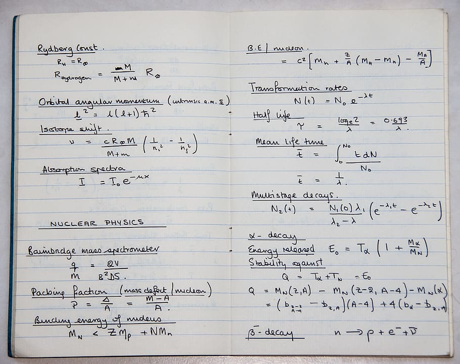 quadern blau folrat, blau, quadern, escola, llibre, ciència, física, nuclear, matemàtiques, fórmula, educació, aprenentatge, 1960s, Anglaterra, vell, document, paper, antiguitat, conceptes i idees, escriptura a mà, text, pàgina, escriure, instruccions, nombre, comunicació, a l'interior, guió occidental, cap gent, vista d’angle alt, llista, marc complet, primer pla, bloc de notes, ocupat, missatge, fer llistes, 1080P