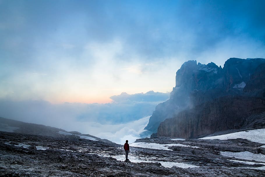 person, stående, klippe, fjell, silhouette, Mann, stein, snø, solnedgang, vandre, utforskning, utforske, vandrende, vandrelyst, alene, skyet, eventyr, Sky, lys, dramatisk, vær, himmel, skjønnhet i naturen, naturskjønnhet - natur, én person, sky - himmel, fritidsaktivitet, vinter, miljø, landskap, natur, kaldtemperatur, ferie, ferier, tur, fotturer, fjellkjede, utendørs, is, 2K