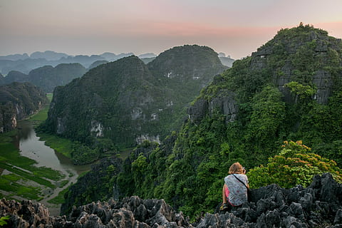 Person, Sitzung, Cliff, nehmen, Foto, Berg, Landschaft, Gipfel, Mann, Bäume, Kerl, Aussicht, ästhetisch, Felsen, Bergsteiger, Himmel, Wolken, zurück, Natur, eine Person, ruhige Szene, Schönheit in der Natur, Frau, echte Menschen, Abenteuer, draußen, Sonnenuntergang, Szenen - Natur, Rock, Freizeitbeschäftigung, Rock - Objekt, Rückansicht, Lebensstile, Ruhe, solide, Baum, Nicht-städtische Szene, Pflanze, Blick auf Ansicht, 4K, CC0, gemeinfrei, lizenzfrei