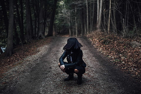 dona, negre, localització de jaqueta de cuir, Carretera bruta, arbres, durant el dia, dona de negre, jaqueta de cuir negre, carretera entre, gent, a l'aire lliure, naturalesa, una persona, tardor, bosc, dones, arbre, la soledat, homes, adult, longitud completa, terra, planta, persones reals, carretera, estils de vida, sendera, agafat, roba casual, activitat d'oci, el camí a seguir, dia, depressió - tristesa, caputxa - roba, pentinat, 4K, CC0, domini públic, lliure de regalies