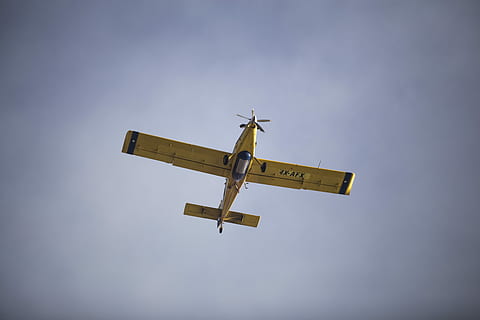 Ebene, Wolke, Himmel, Blau, Flugzeug, Transport, fliegend, Hubschrauber, Tag, draußen, Luftfahrzeug, Transportmittel, Natur, unterwegs, Flachwinkelansicht, Bewegung, in der Luft, keine Leute, Reise, sonnig, soziale Themen, klarer Himmel, einzelnes Objekt, Luft-und Raumfahrtindustrie, über, 5K, CC0, gemeinfrei, lizenzfrei