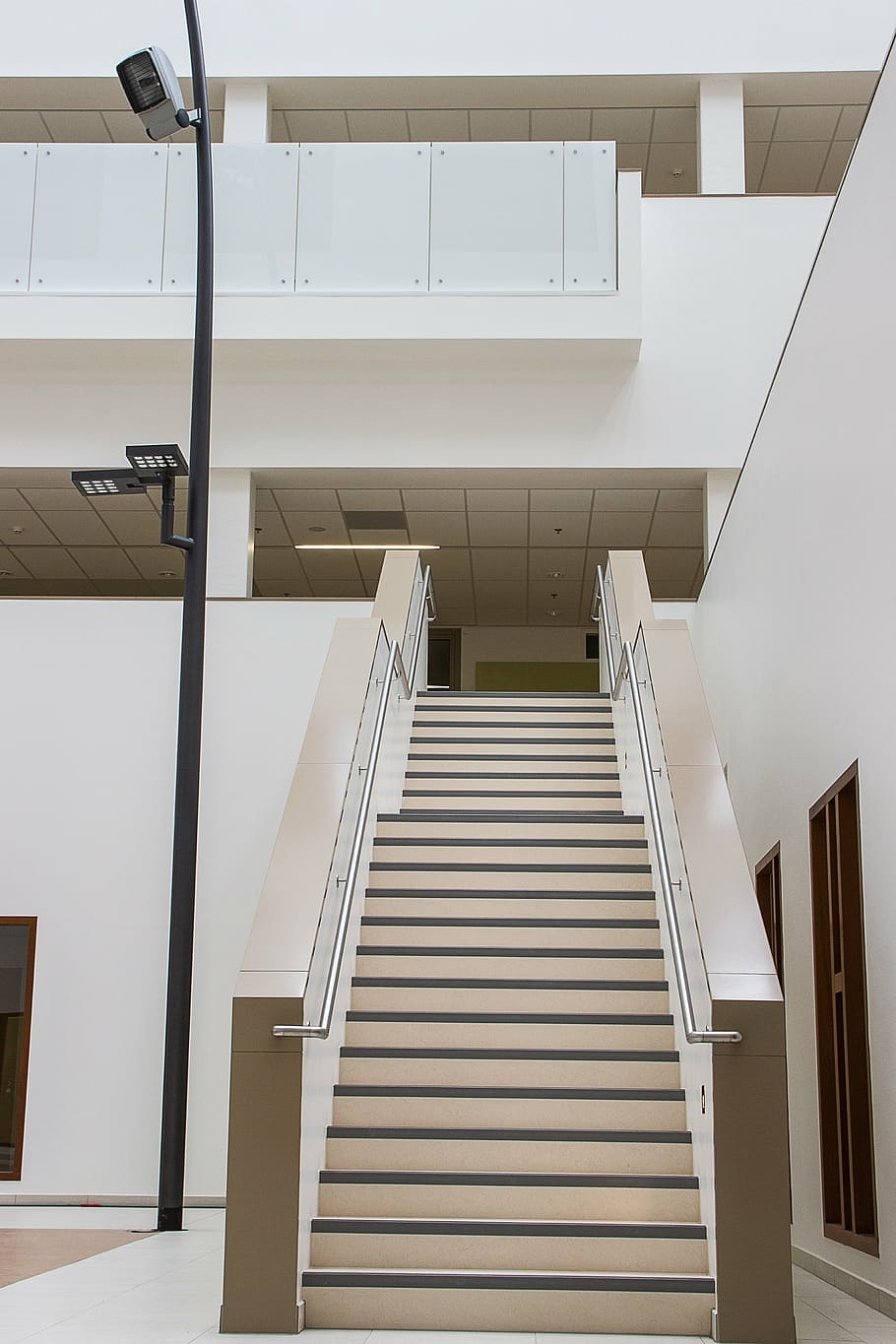 interiørarkitektur, bygning, Hospital, trappe, trapper og trapper, arkitektur, lav vinkel visning, rækværk, indendørs, ingen mennesker, bygget struktur, hvid farve, moderne, fravær, retning, tom, vejen frem, hjem interiør, dag, murbygningsfunktion, mønster, loft, ren, 4K