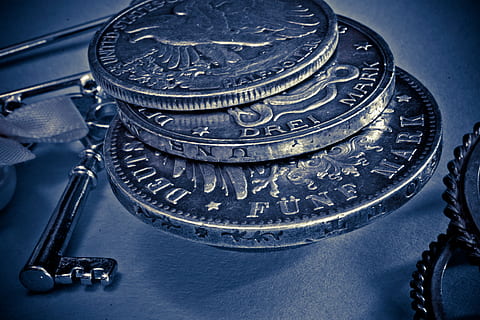 srebro, krawędź, tłoczenie, moneta, stary, historycznie, bilon, znak, dolar, niebieski, wewnątrz, finanse, metal, zbliżenie, antyczny, tekst, łańcuch, żadnych ludzi, architektura, rzemiosło, prawo, martwa natura, biznes, rząd, waluta, bezpieczeństwo, wysoki kąt widzenia, w kolorze srebrnym, 2K, CC0, domena publiczna, darmowe zdjęcia