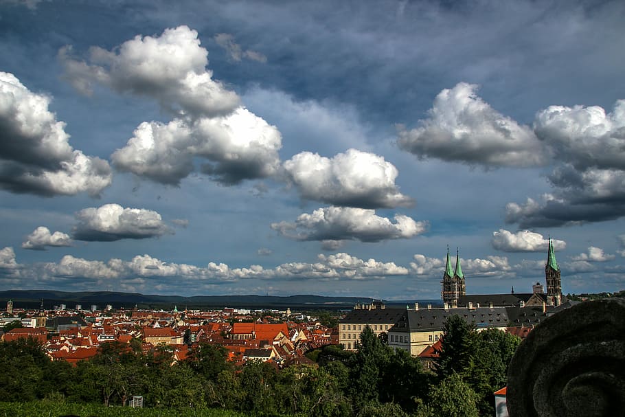 Bamberg, Wolken, dom, Landschaft, Himmel, Dächer, Gebäudehülle, wolke - himmel, die Architektur, gebaute Struktur, Stadtbild, Gebäude, Tag, Stadt, Wohngegend, Baum, Natur, keine Leute, Pflanze, Anbetungsstätte, Stadt, Dorf, draußen, Religion, Haus, High Angle View, 5K