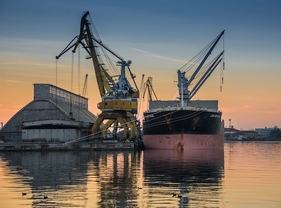 dos, groc, gris, pesat, equipaments, calma, aigua, daurat, hores, vaixell, port, càrrega, mar, transport, Enviament, indústria, contenidor, comercial, nàutica, comerç, exportar, moll, negocis, port burgas, burgas, bulgària, transport de mercaderies, moll comercial, posta de sol, reflexió, contenidor de càrrega, cel, maquinària, davant del mar, arquitectura, grua - maquinària de construcció, vaixell nàutic, manera de transport, naturalesa, estructura construïda, cap gent, a l'aire lliure, 4K