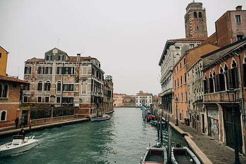 brown, wall paint building, body, water, venice, italy, river, daytime, architecture, building, infrastructure, sky, canal, boat, sailing, sidewalk, gondola - traditional boat, travel destinations, building exterior, day, outdoors, nautical vessel, gondolier, built structure, transportation, mode of transportation, nature, clear sky, city, waterfront, residential district, no people, wooden post, 5K