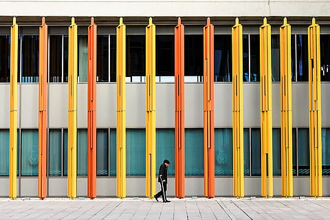 modello, architettura, dritto, espressione, costruzione, all'aperto, parete, colori, moderno, urbano, strada, Sambuco, vecchio, adulto, ciottolo, riga, maschio, persone, a piedi, riposo, rosso, giallo, verde, arancia, transito, donna anziana, stampella, metallo, strade, attraversamento pedonale, soledad, solo, uno, camminare, grande, piccolo, colore, sentiero, città, illuminazione, pedone, una persona, persone reali, lunghezza intera, struttura costruita, esterno dell'edificio, giorno, stili di vita, attività di svago, donne, in piedi, uomini, retrovisore, abbigliamento casual, luce del sole, 4K, CC0, dominio pubblico, privo di copyright