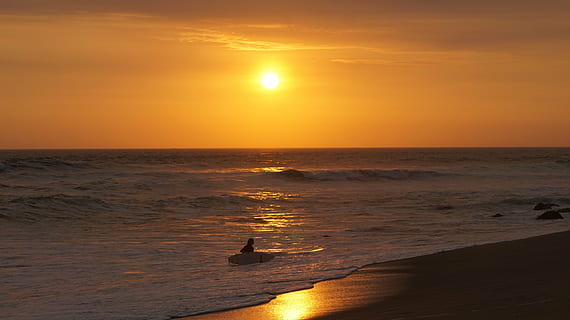 posta de sol, sol, oceà, Sol ponent, platja, navega, cel, mar, aigua, color taronja, bellesa a la natura, horitzó sobre l’aigua, escenics - natura, horitzó, onada, terra, naturalesa, moviment, tranquil·litat, llum solar, silueta, idíl·lic, a l'aire lliure, brillant, 5K, CC0, domini públic, lliure de regalies