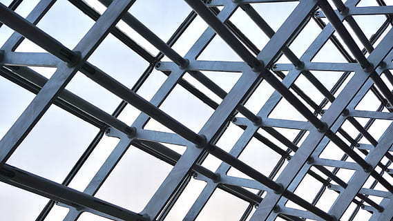 Foto, grau, Metallstruktur, tagsüber, ohne Titel, Struktur, Rahmen, Design, Metall, Eisen, Muster, Vollbild, gebaute Struktur, Flachwinkelansicht, Hintergründe, Himmel, die Architektur, keine Leute, Tag, transparent, drinnen, Glas - Material, Natur, Decke, gestalten, modern, Sonnenlicht, Fenster, Dachfenster, Dachbalken, stehlen, Legierung, 5K, CC0, gemeinfrei, lizenzfrei