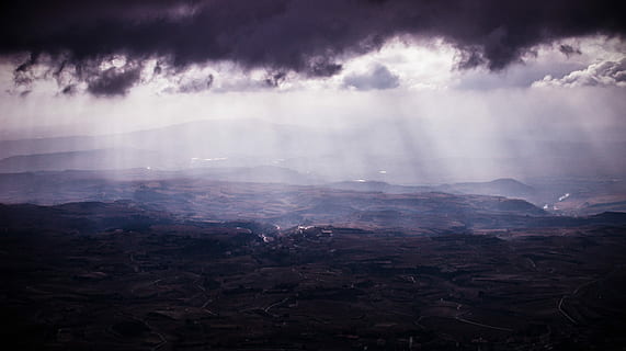 raggio, luce, Marrone, campo, raggio di luce, Accendi, campo Marrone, natura, nuvola - cielo, buio, tempo metereologico, tempesta, Paesaggi, Cloudscape, cielo, nessuno, paesaggio, all'aperto, nuvoloso, temporale, blu, cielo drammatico, bellezza nella natura, la tranquillità, scena tranquilla, montagna, ambiente, scenics - natura, catena montuosa, terra, scena non urbana, raggio di sole, paesaggio drammatico, clima, 2K, CC0, dominio pubblico, privo di copyright