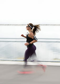 donna, in esecuzione, indossare, fascia da braccio, donna che fa jogging, corpo, acqua, giorno, correre, corridore, atleta, movimento, azione, femmina, fitness, salutare, coda di cavallo, fascia per capelli, occhiali da sole, musica, una persona, vista laterale, lunghezza intera, stili di vita, giovane adulto, movimento sfocato, persone reali, donne, adulto, attività di svago, giovani donne, mare, capi di abbigliamento, all'aperto, acconciatura, 5K, CC0, dominio pubblico, privo di copyright