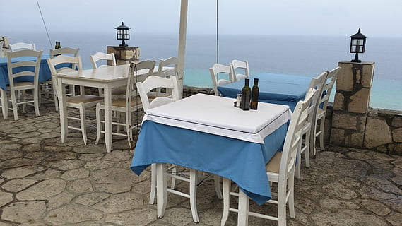 Două, sticle, masa, restaurant, Grecia, masa de seara, față de masă, vedere la mare, dupa munca, romantic, scaun, mare, nici o persoana, absență, apă, natură, teren, mobila, albastru, plajă, liniște, culoare alba, zi, mancare si bautura, arhitectură, lemn - material, în aer liber, luxos, cadru, lampă electrică, sticlă, mese, 4K, CC0, domeniu public, fără drepturi de autor