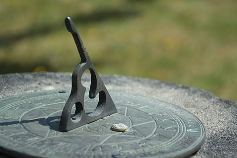 tempo, orologio, comporre, simbolo, metallo, nessuno, concentrarsi sulle conoscenze acquisite, avvicinamento, giorno, natura morta, natura, luce del sole, all'aperto, messa a fuoco selettiva, modello, vecchio, numero, ombra, vista dall'alto, strumento di misura, tavolo, testo, cibo e bevande, arte e artigianato, motivo floreale, color argento, 4K, CC0, dominio pubblico, privo di copyright