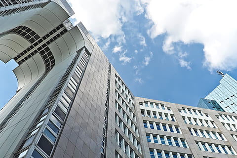 gris, hormigón, alto, edificio de subida, azul, cielo, arco, arquitectura, edificio, nubes, Tiro de ángulo bajo, perspectiva, ventanas, estructura construida, exterior del edificio, ciudad, edificio de oficinas exterior, vista de ángulo bajo, moderno, oficina, ventana, rascacielos, altura maxima, nube - cielo, material de vidrio, nadie, torre, día, naturaleza, negocio, al aire libre, apartamento, directamente debajo, Distrito financiero, 4K, CC0, dominio público, libre de derechos