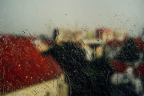 sense títol, finestra, plujós, vidre, pluja, plovent, aigua, tirar, humit, temps, gota de pluja, textura, transparent, superfície, netejar, clar, líquid, aqua, condensació, caure, fred, temporada, tardor, paisatge, ciutat, cel, vidre - material, mirant per la finestra, primer pla, a l'interior, naturalesa, marc complet, temporada de pluges, vermell, cap gent, manera de transport, transport, centrar-se en primer pla, 4K, CC0, domini públic, lliure de regalies