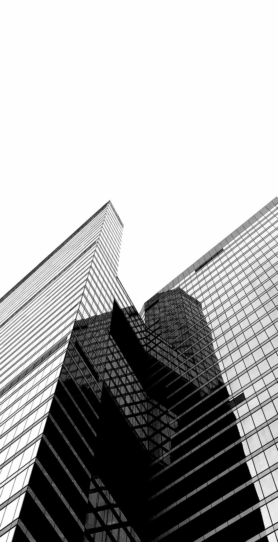 fotografía de bajo ángulo, Alto, edificio, negro, blanco, foto, hormigón, arquitectura, ciudad, ventana, reflexión, estructura construida, exterior del edificio, vista de ángulo bajo, cielo, cielo limpio, edificio de oficinas exterior, nadie, copia espacio, oficina, naturaleza, moderno, día, altura maxima, torre, rascacielos, al aire libre, modelo, 2K