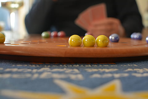 jugar, tarjetas, estrategia, pensar, ganar, considerar, juego de cartas, perro, enfoque selectivo, adentro, mesa, deporte, material de madera, de cerca, una persona, comida, comida y bebida, cuarto doméstico, estilos de vida, encimera de la cocina, cocina, preparación, tabla de cortar, frescura, parte del cuerpo humano, actividad de ocio, adulto, copia espacio, 5K, CC0, dominio público, libre de derechos