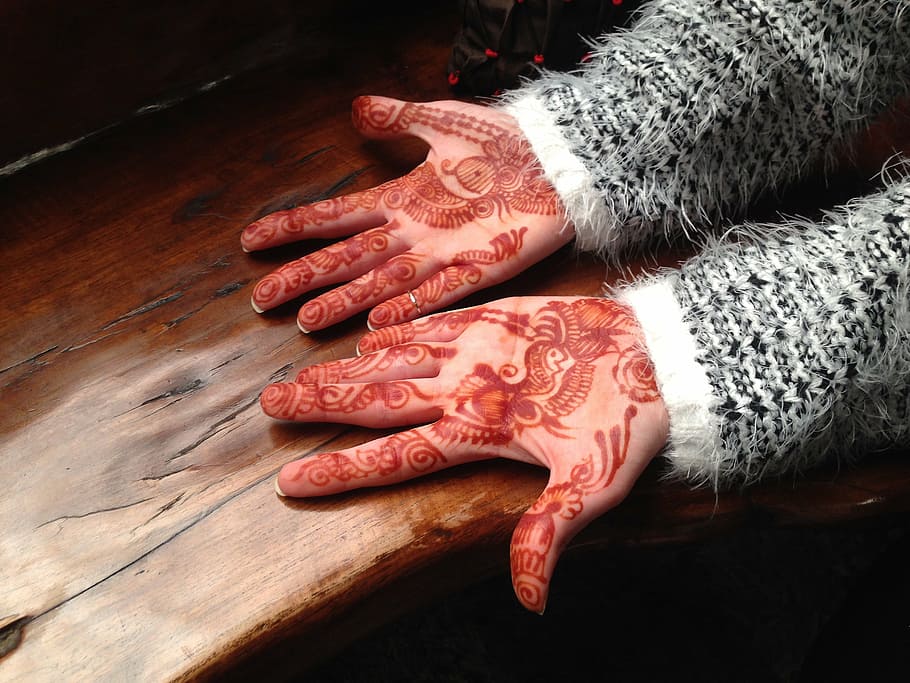 henna, mehndi, indi, patró, floral, disseny, tatuatge, decoratiu, ornamentals, dibuix, mà, ètnic, casament, asiàtic, mà humana, part del cos humà, art i artesania, a l'interior, part del cos, persones reals, vista d’angle alt, taula, una persona, creativitat, primer pla, material de fusta, tèxtil, dit humà, dit, adult, tatuatge d'henna, extremitat humana, roba calenta, 2K
